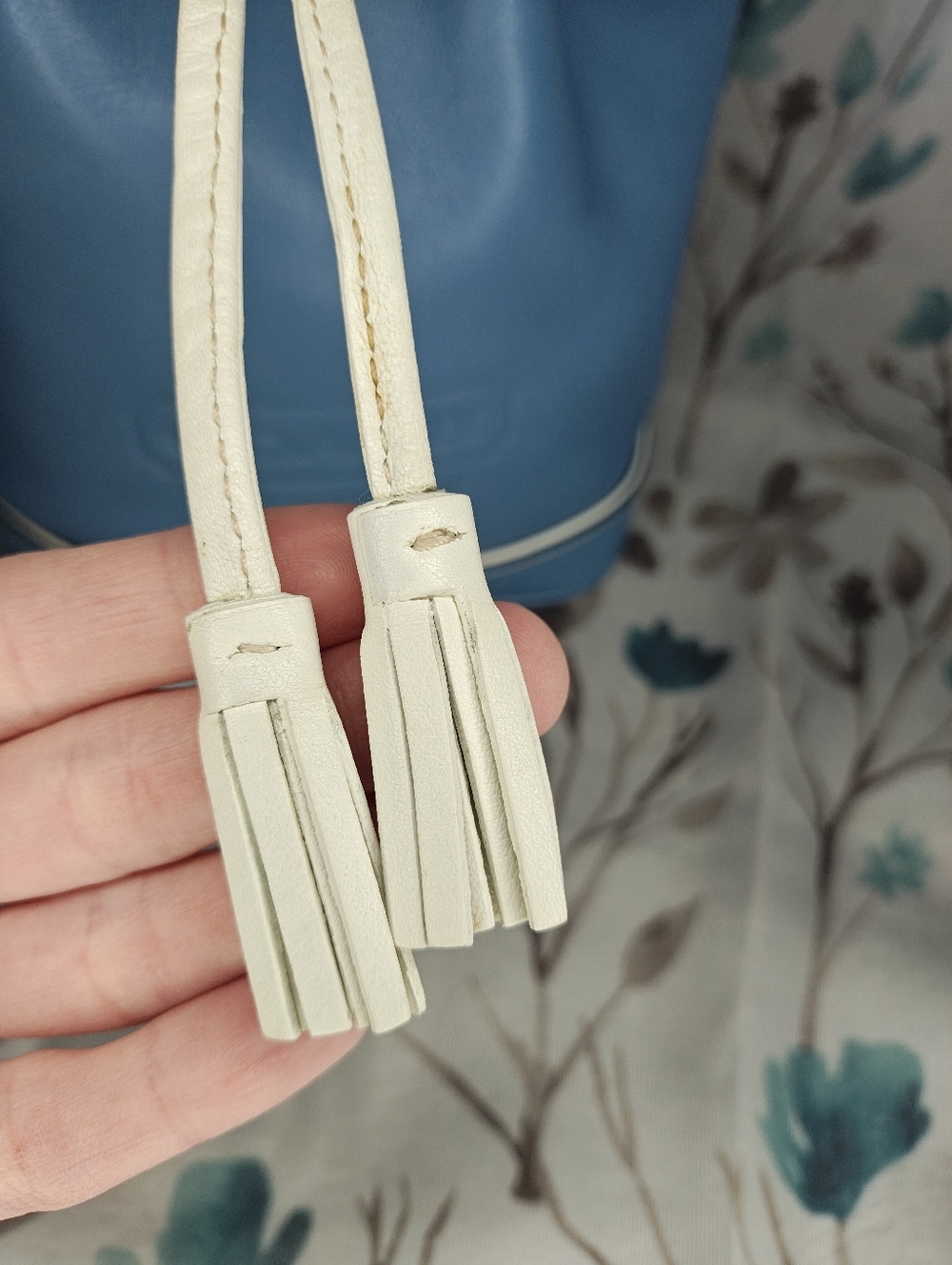 Vintage 2003 Coach Drawstring Bucket Bag Blue and White Leather - Picture 4 of 16